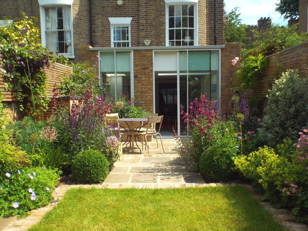 Inspiration for a small contemporary backyard patio in London.