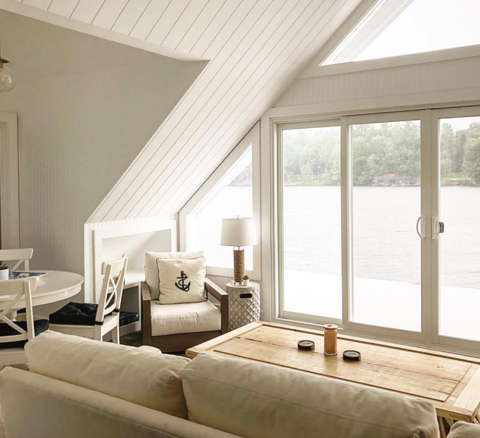 Example of a transitional home design design in Toronto