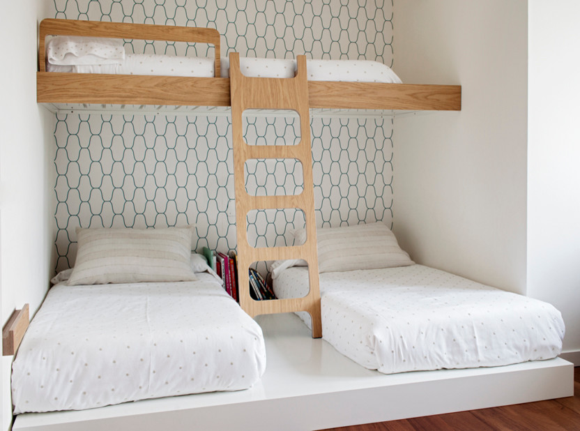 Imagen de dormitorio infantil de 4 a 10 años escandinavo con paredes multicolor y suelo de madera oscura