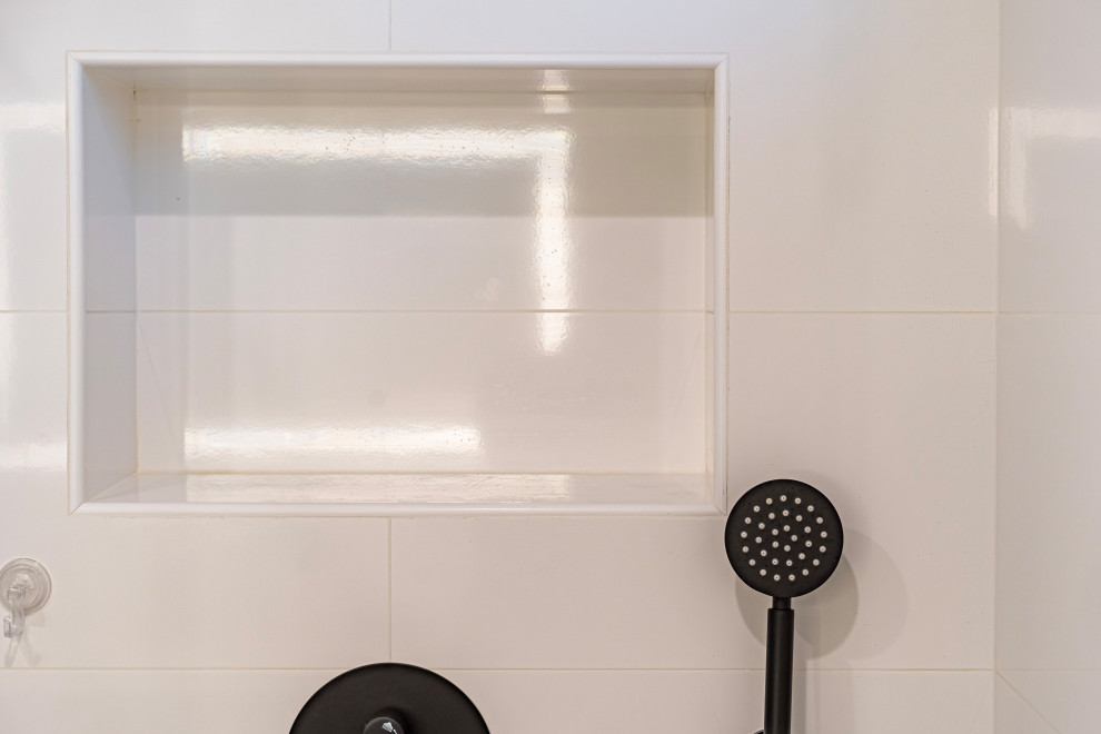 Пример оригинального дизайна: главная ванная комната среднего размера в современном стиле с плоскими фасадами, темными деревянными фасадами, угловым душем, белой плиткой, керамической плиткой, белыми стенами, полом из галечной плитки, накладной раковиной, столешницей из искусственного камня, бежевым полом, душем с распашными дверями, белой столешницей, тумбой под одну раковину, встроенной тумбой, потолком с обоями и обоями на стенах