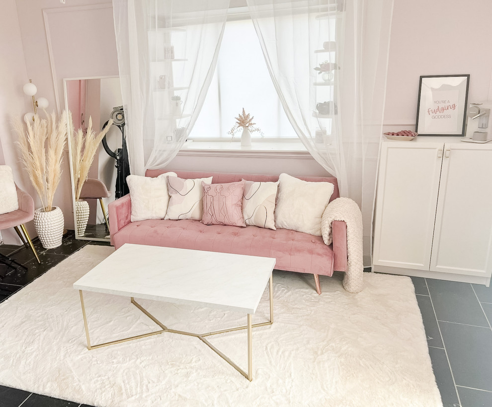Свежая идея для дизайна: изолированная гостиная комната среднего размера в современном стиле с розовыми стенами, полом из керамической плитки, панелями на части стены и красивыми шторами - отличное фото интерьера