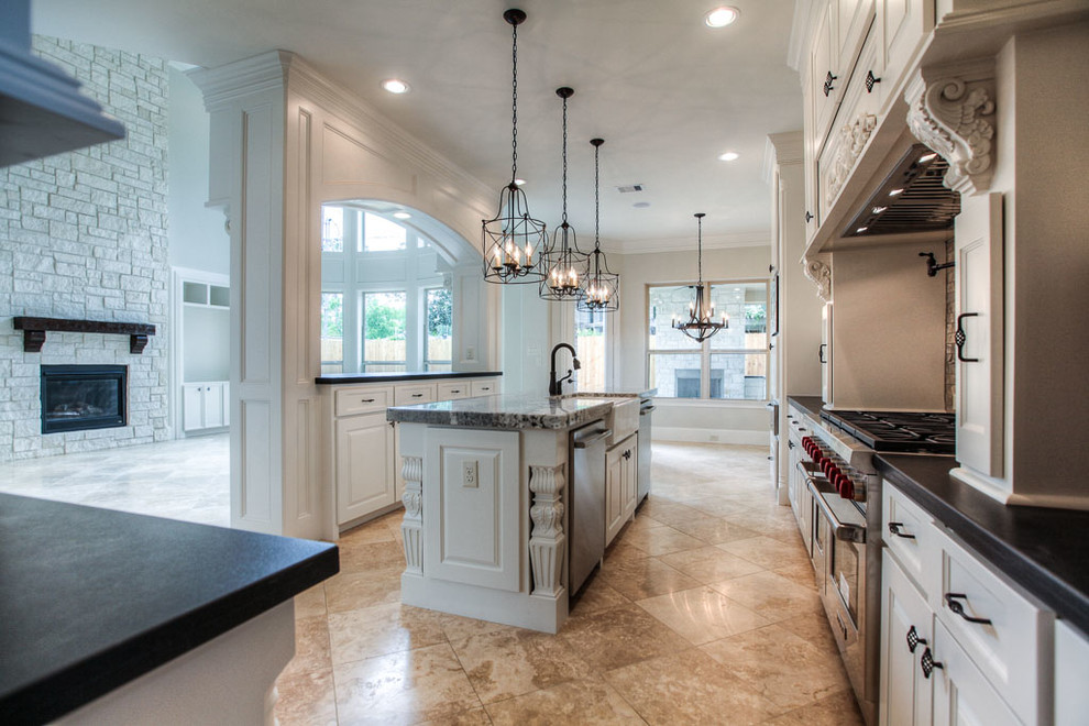 Kitchen - transitional kitchen idea in Houston
