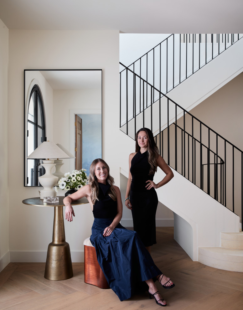Example of a transitional home design design in Austin