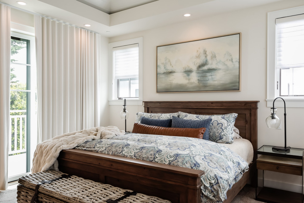 Großes Country Hauptschlafzimmer mit beiger Wandfarbe, hellem Holzboden und eingelassener Decke in San Diego
