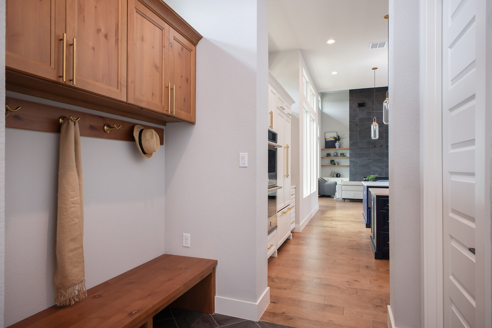 Modern: 4,950 ft², 4 BR/4 BA/2 ST home
