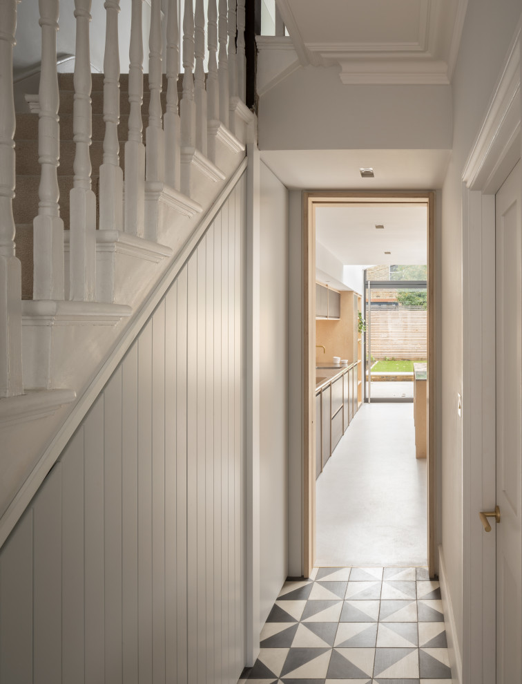 Источник вдохновения для домашнего уюта: коридор среднего размера в стиле модернизм с бетонным полом и серым полом