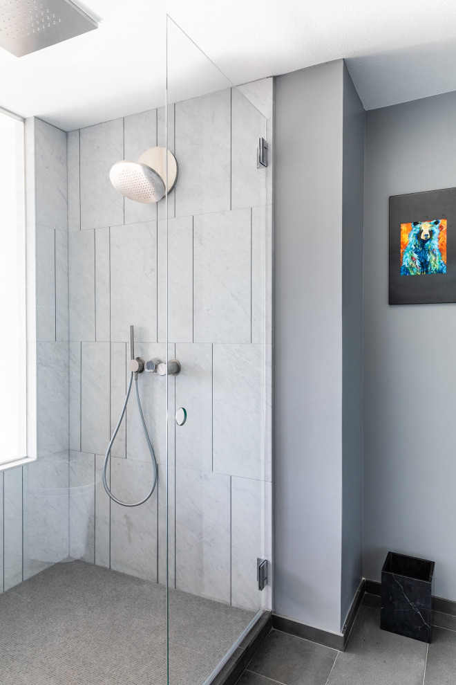 Стильный дизайн: главная ванная комната среднего размера в современном стиле с плоскими фасадами, душевой комнатой, унитазом-моноблоком, серыми стенами, мраморным полом, врезной раковиной, столешницей из искусственного кварца, душем с распашными дверями и белой столешницей - последний тренд