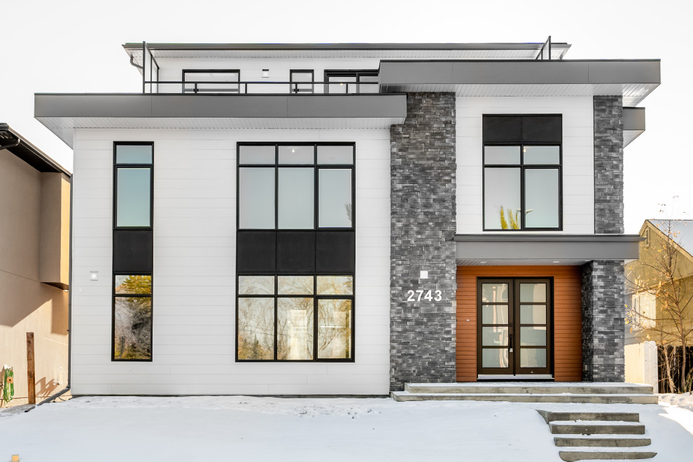 Свежая идея для дизайна: большой, трехэтажный, белый частный загородный дом в стиле модернизм с комбинированной облицовкой и плоской крышей - отличное фото интерьера