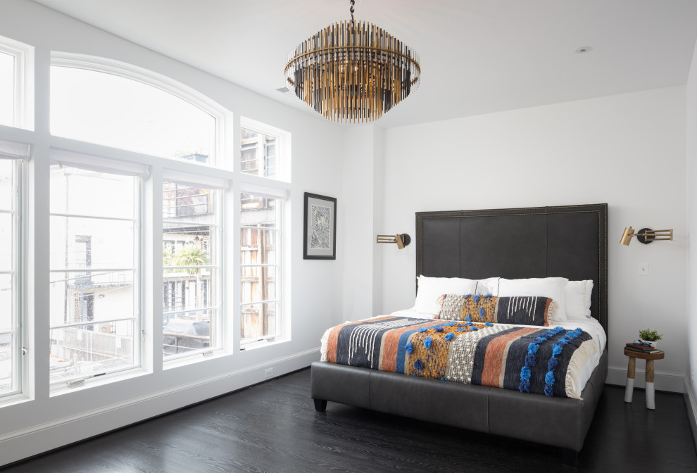Пример оригинального дизайна: хозяйская спальня среднего размера: освещение в современном стиле с белыми стенами, темным паркетным полом и коричневым полом