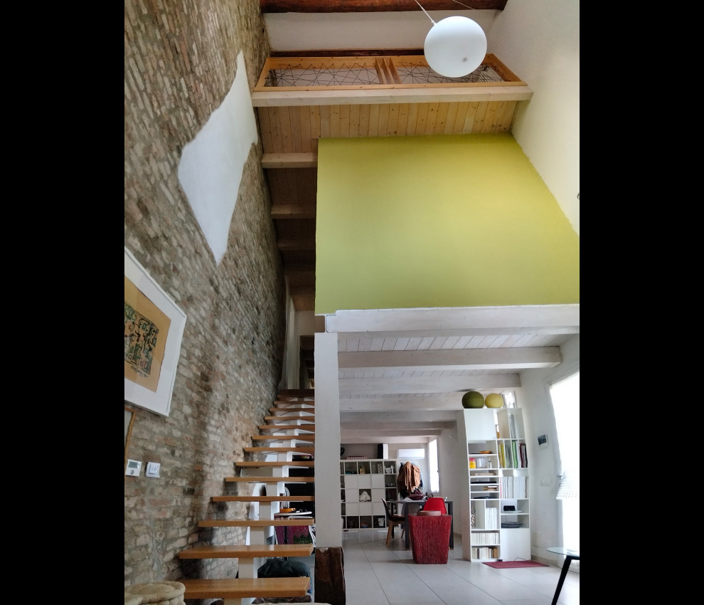 Modelo de salón abierto contemporáneo grande con paredes verdes, suelo de baldosas de cerámica, suelo gris y ladrillo
