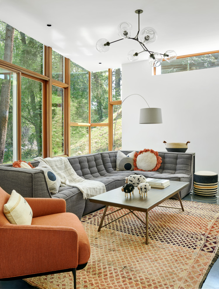 Idée de décoration pour une salle de séjour design avec un mur blanc, sol en béton ciré et un sol bleu.