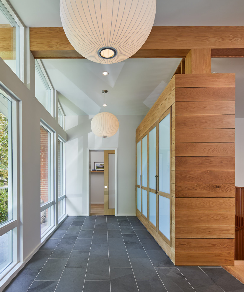 Свежая идея для дизайна: коридор среднего размера в стиле ретро с белыми стенами, полом из сланца, серым полом, сводчатым потолком и деревянными стенами - отличное фото интерьера