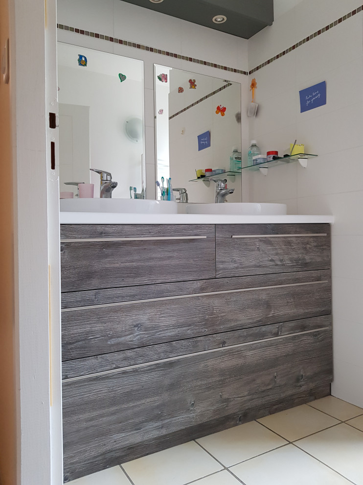Modern inredning av ett badrum med dusch, med laminatbänkskiva