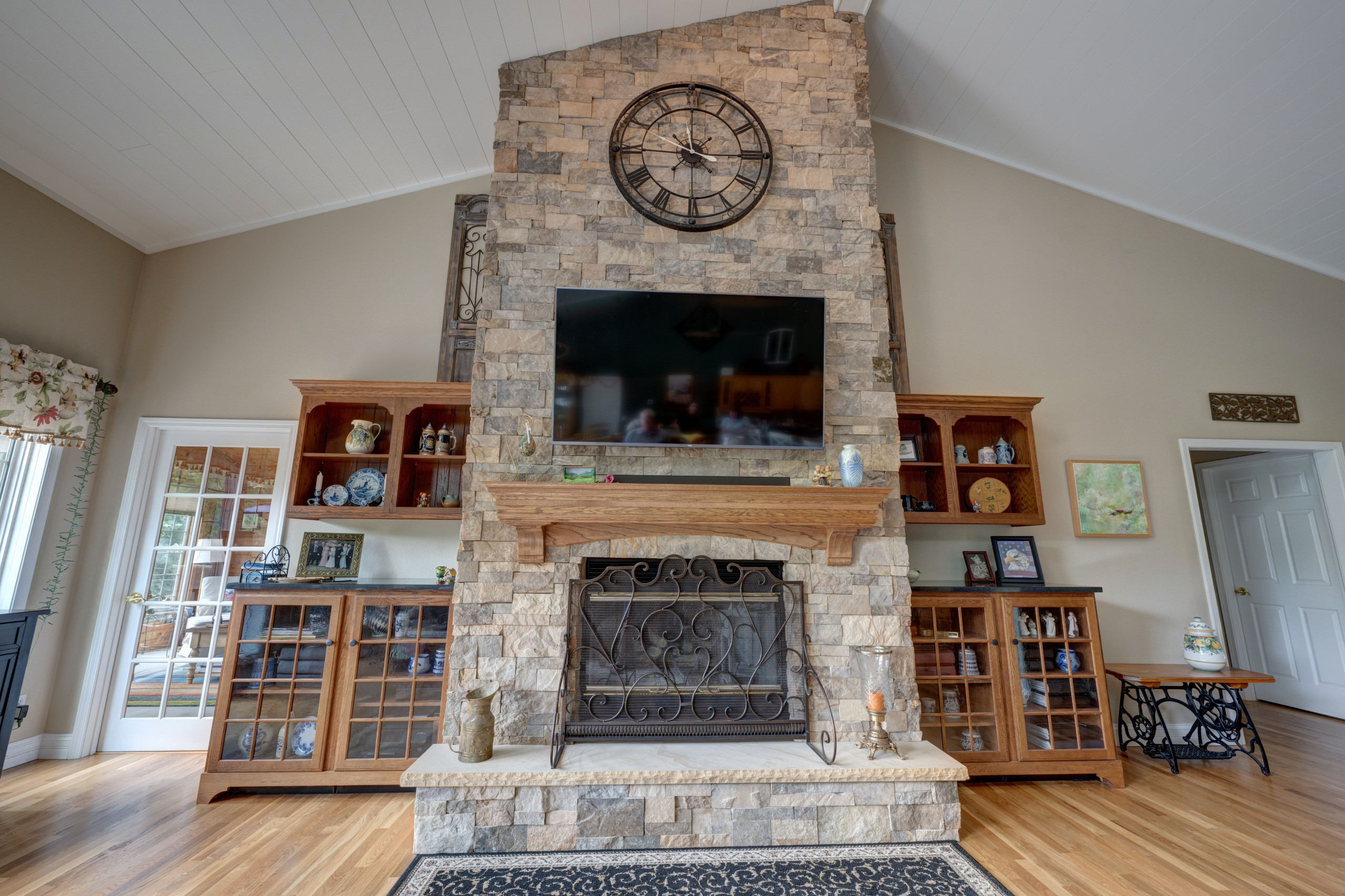 118 Chatham Lane - Ceiling, Fireplace, Floor