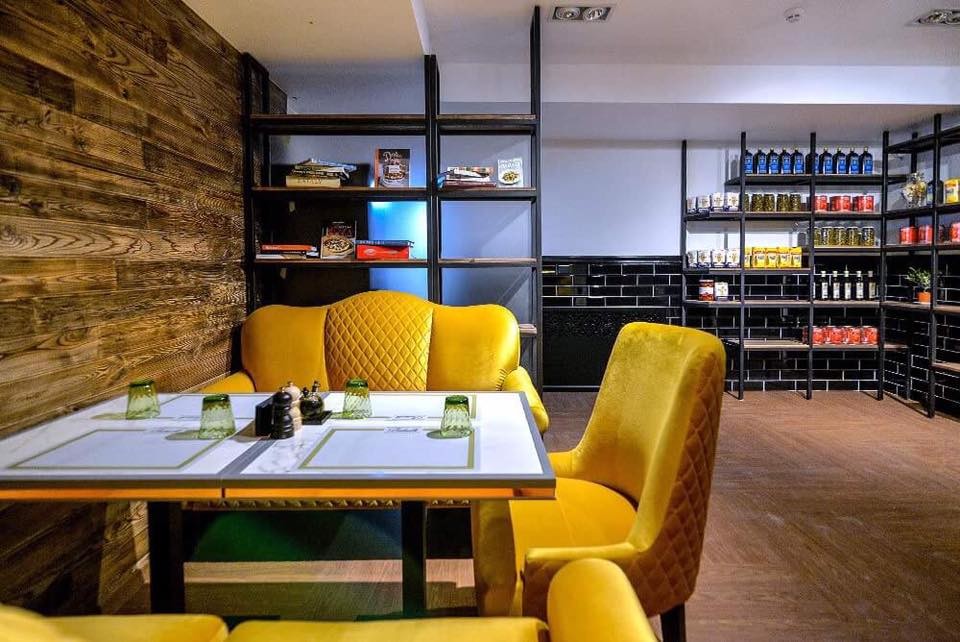 Барная стойка и металлические стеллажи для ресторана итальянской кухни Balmelli