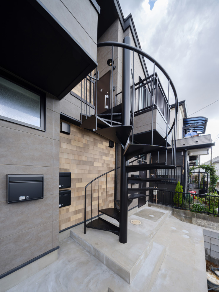 Kleine Moderne Haustür mit grauer Wandfarbe, Sperrholzboden, schwarzer Haustür, braunem Boden und Tapetendecke in Sonstige