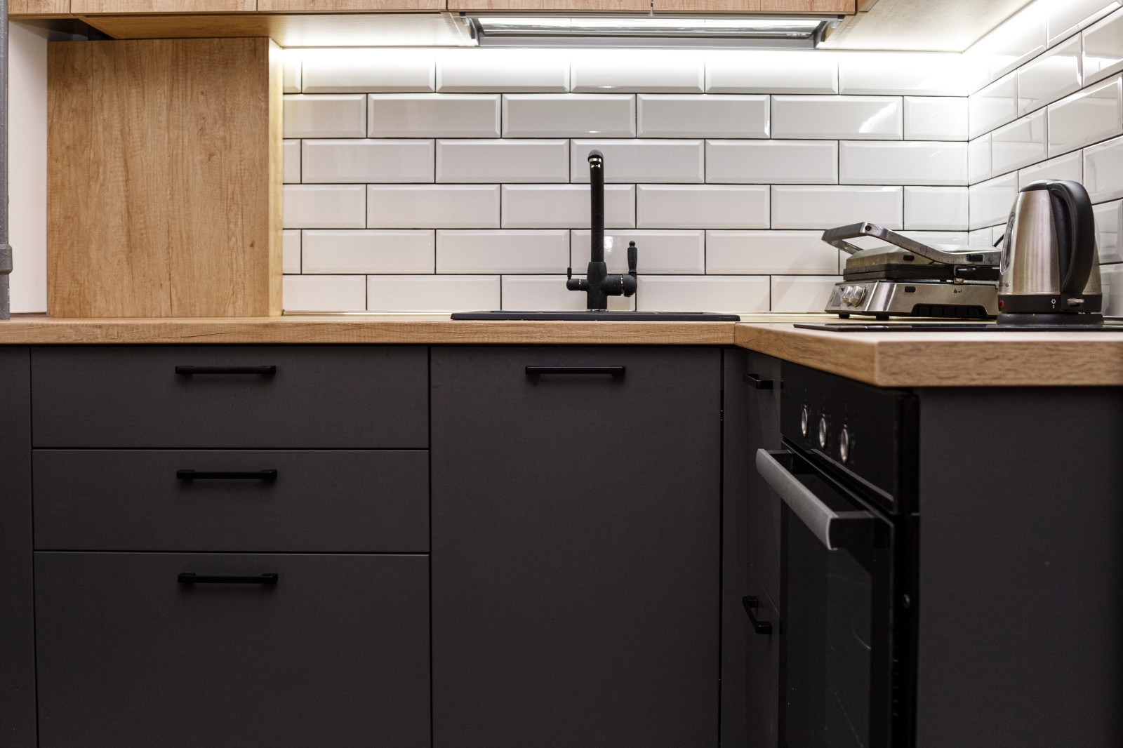 Кухня современная в двух цветах