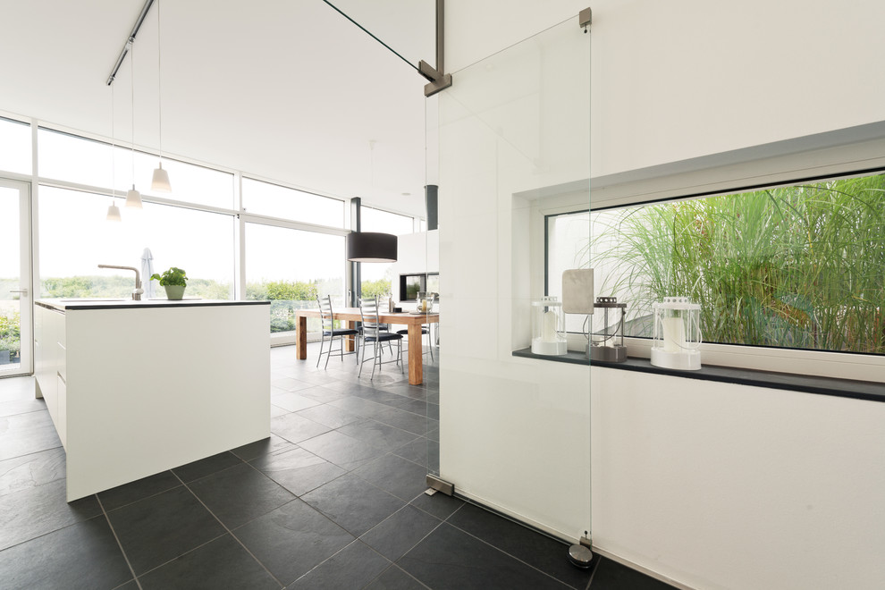 Inspiration for a modern kitchen in Hanover.