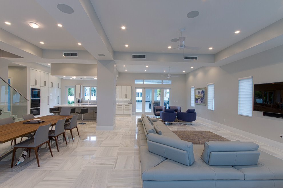 Example of a transitional home design design in Miami