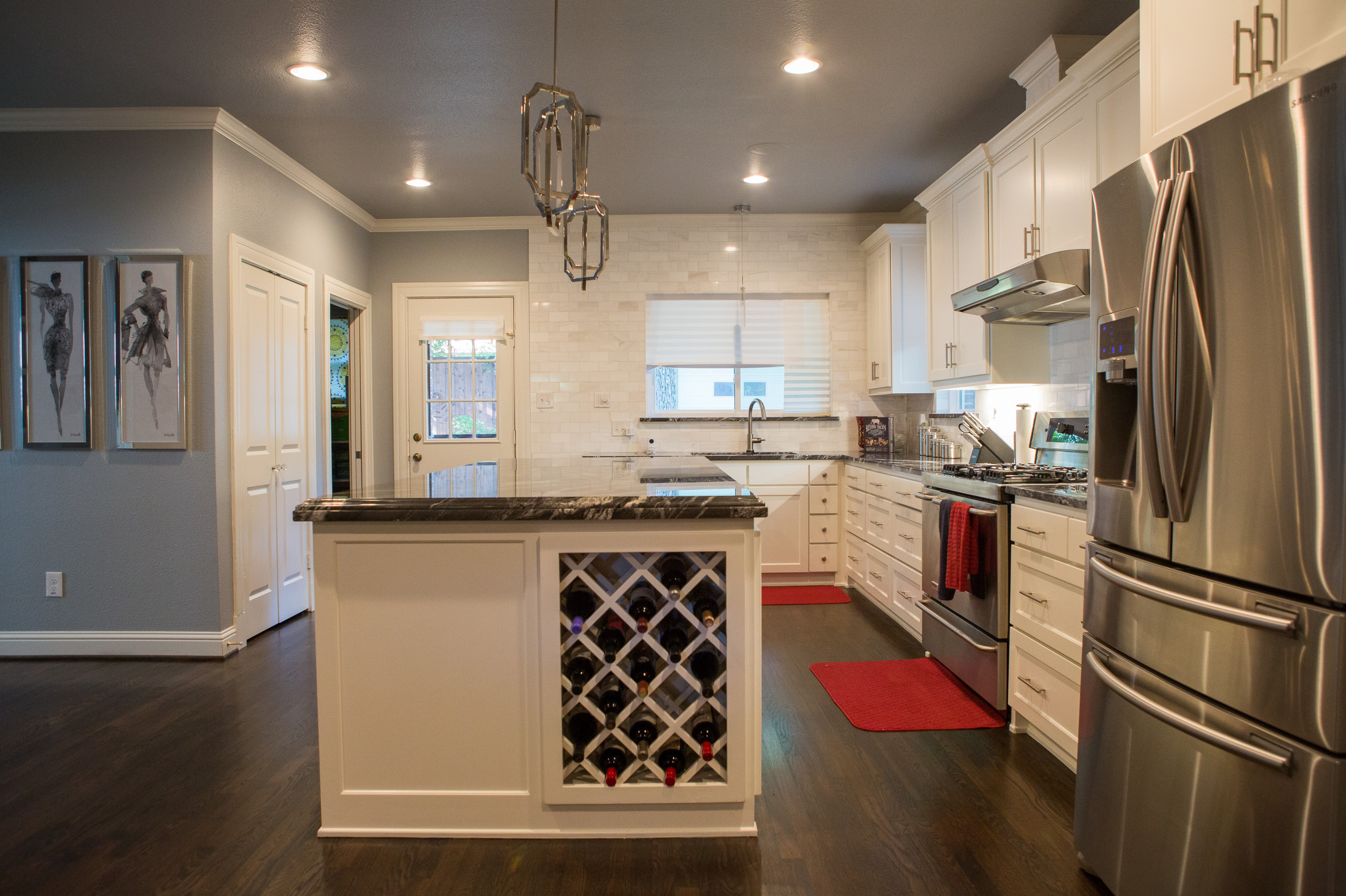 Dallas Transitional Kitchen Remodel with white shaker cabinets, white stone tile backsplash, single bowl undermounted sink, stainless steel appliances and dark hardwood flooring. Photo: Melissa Presto