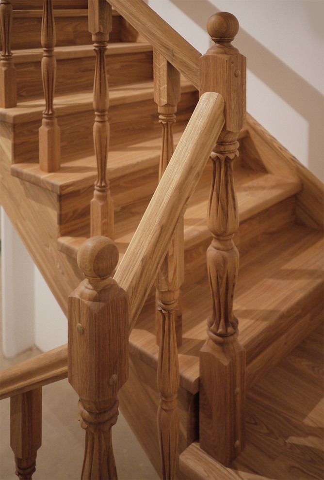 Деревянная лестница в кантри стиле