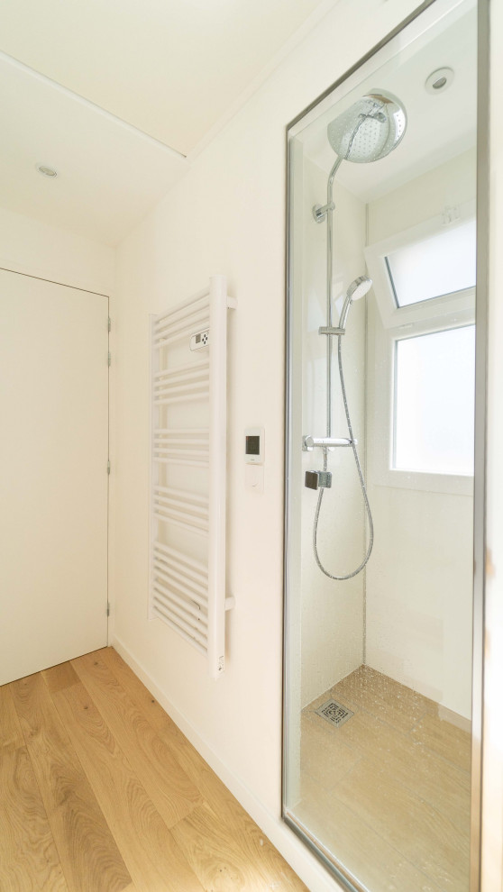 This is an example of a small contemporary shower room bathroom in Nice.