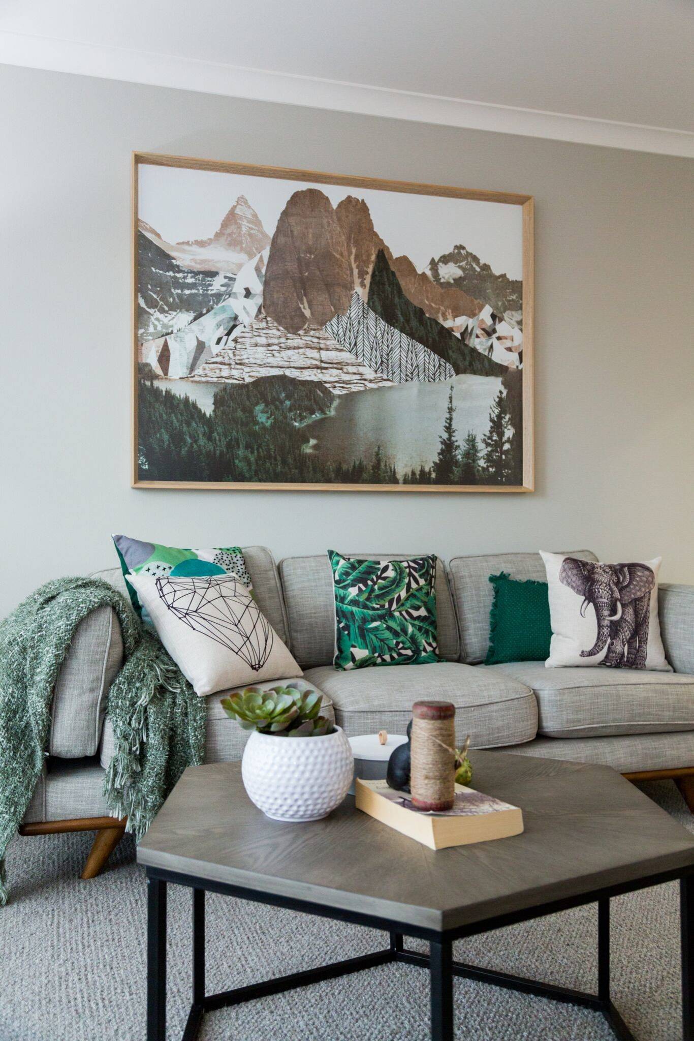 7 Ideas for Using a Gray Carpet in Your Living Room, image size:1366x2048