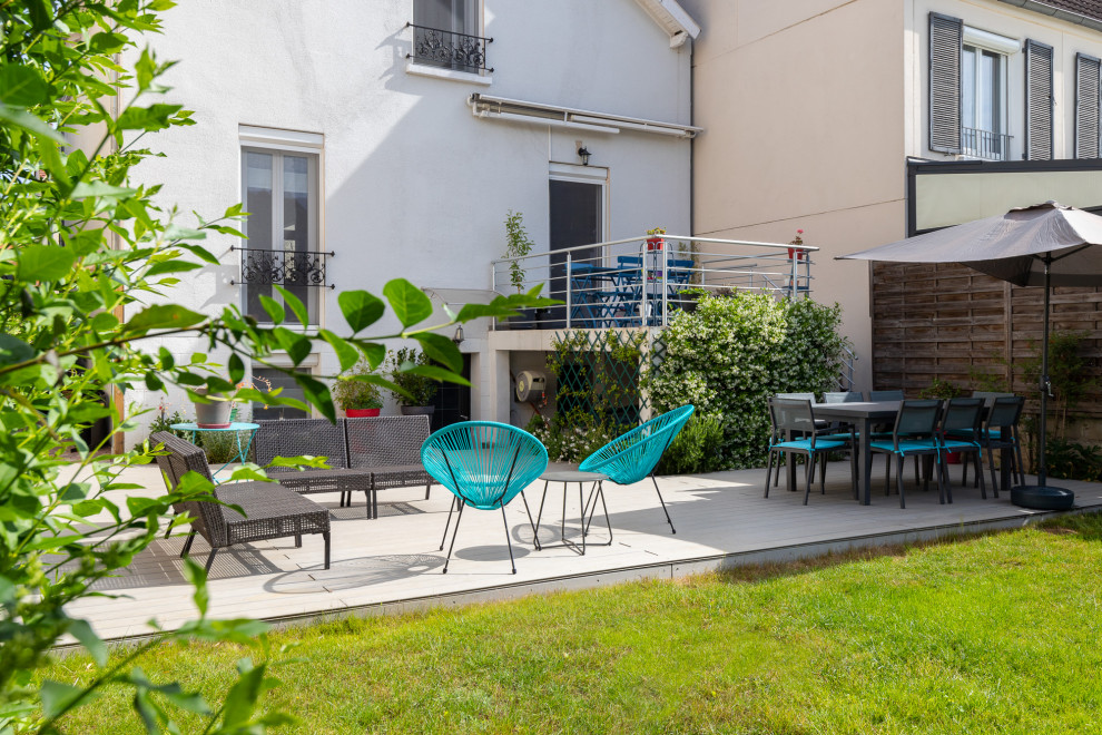 Design ideas for a medium sized back full sun garden for summer in Paris with decking.