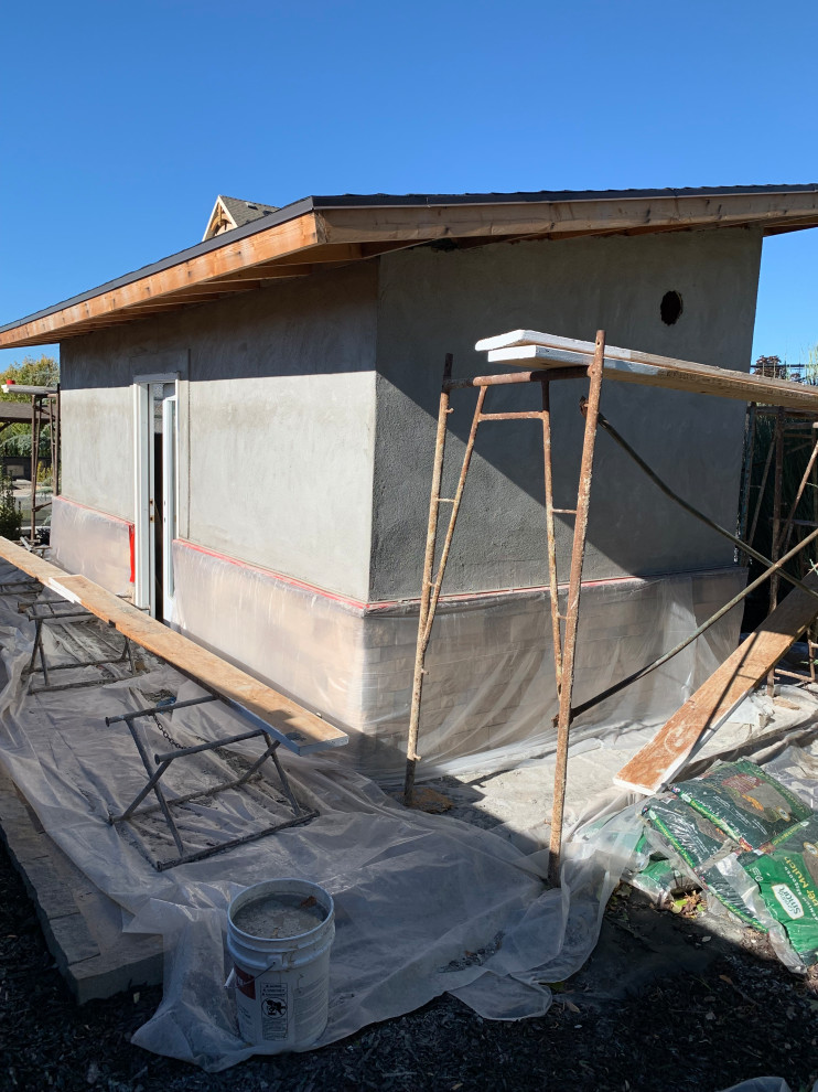 Outdoor kitchen and shed: Stucco and stone finish