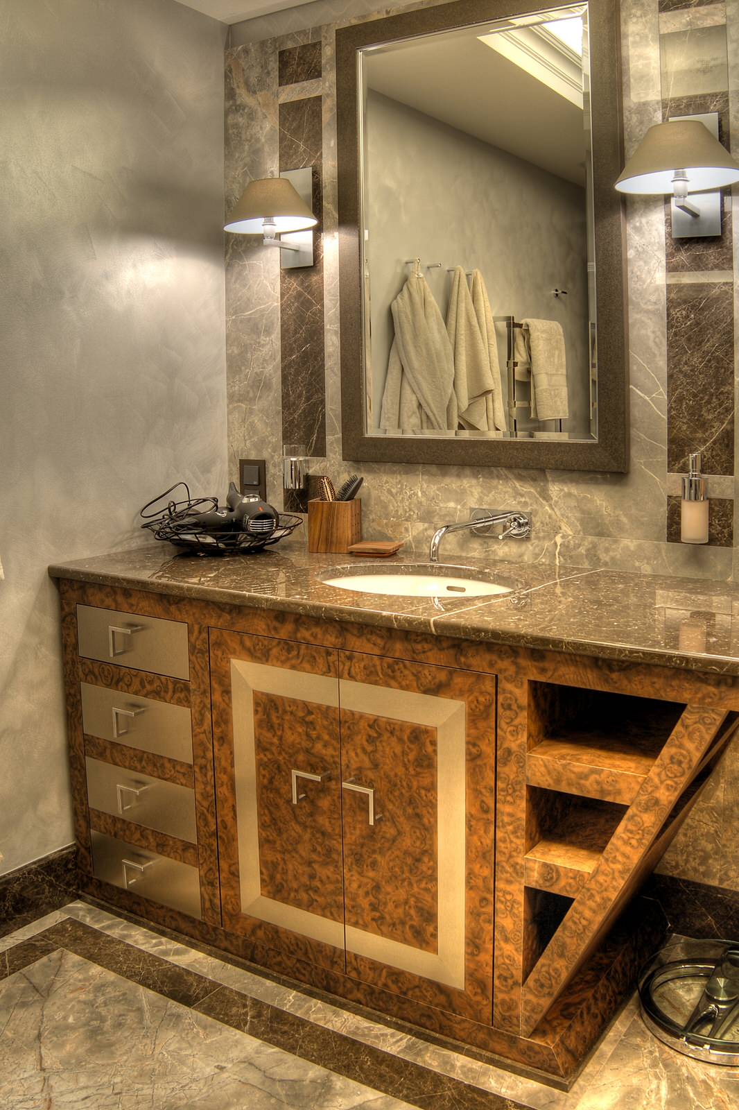 СКРОМНОЕ ОБАЯНИЕ БУРЖУАЗИИ......