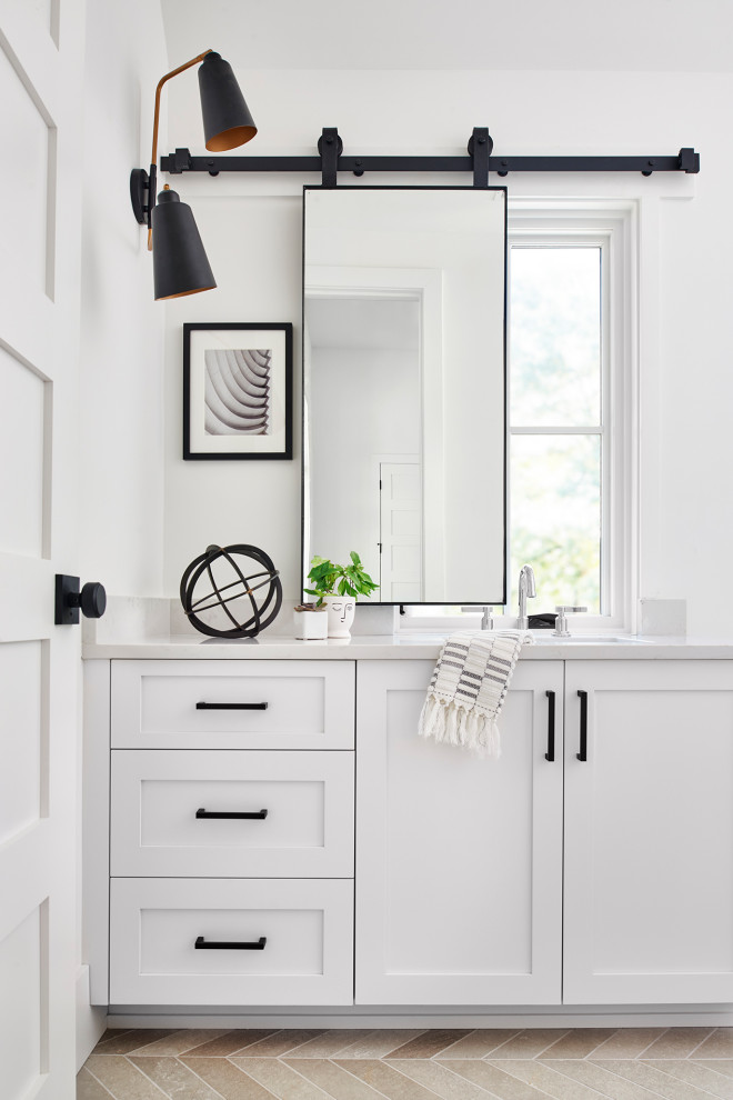 Inredning av ett minimalistiskt mellanstort vit vitt badrum för barn, med skåp i shakerstil, vita skåp, vita väggar, klinkergolv i porslin och bänkskiva i kvarts
