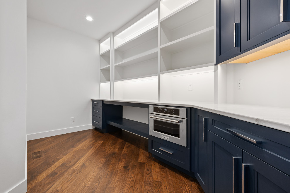 Minimalist home design photo in Cedar Rapids