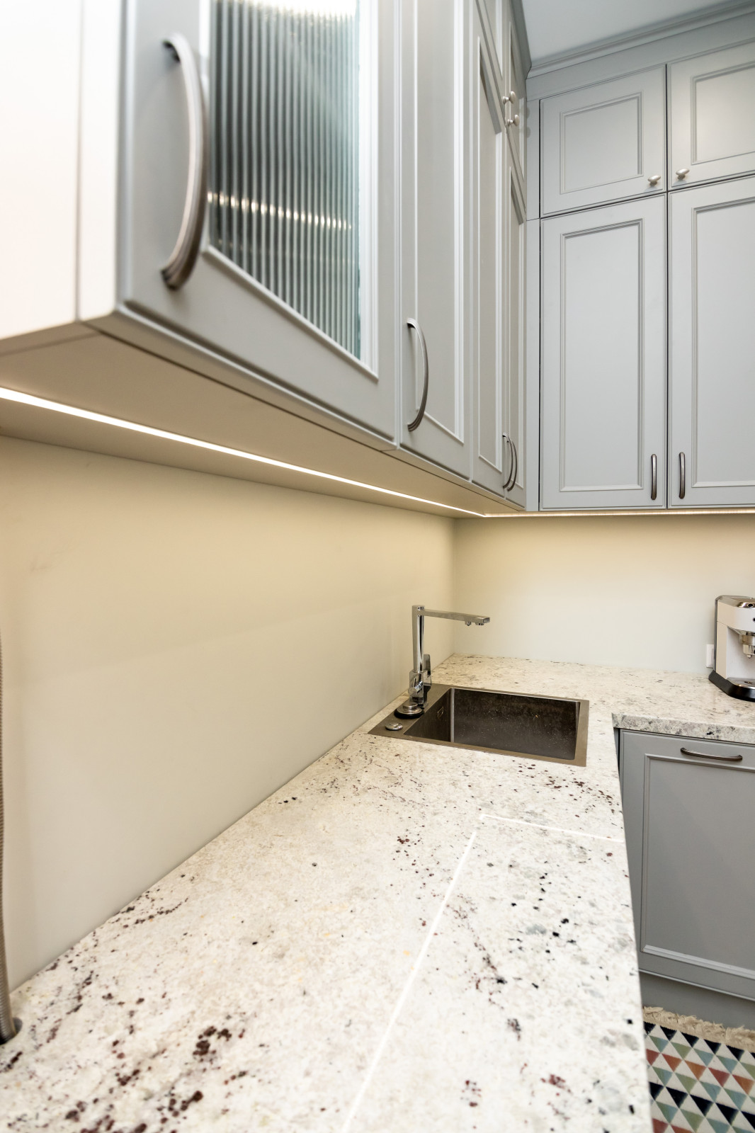 Светло-серая кухня в классическом стиле