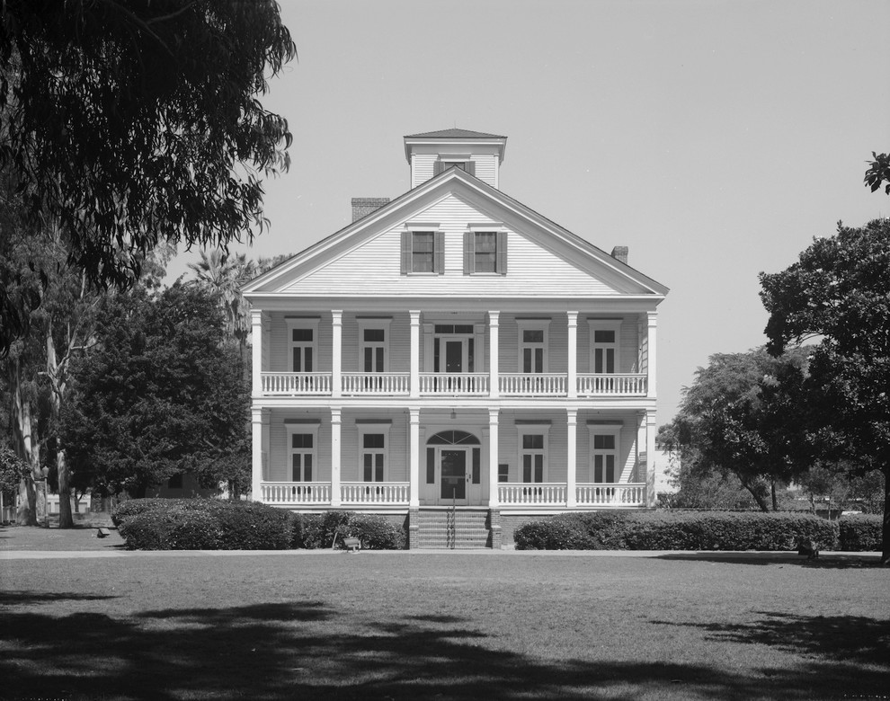 This is an example of a classic house exterior in Los Angeles.