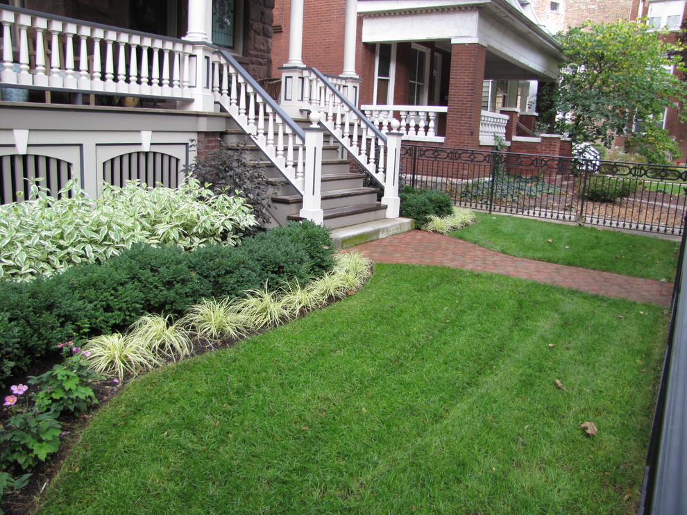 Mid-sized traditional front yard partial sun formal garden in Chicago with brick pavers.