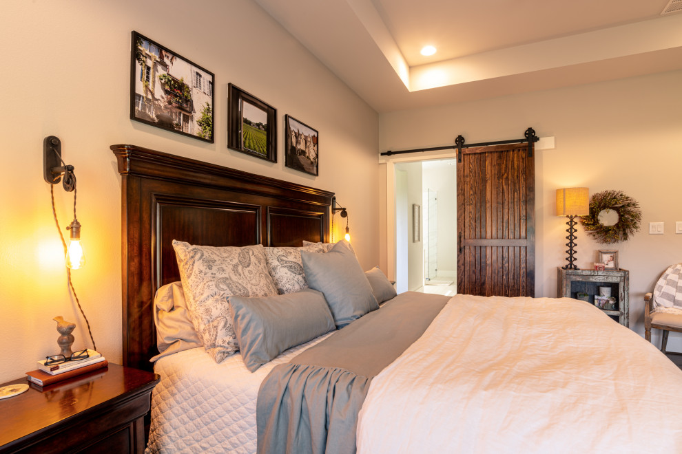 ヒューストンにある広いカントリー風のおしゃれな主寝室 (白い壁、濃色無垢フローリング、茶色い床、格子天井) のレイアウト
