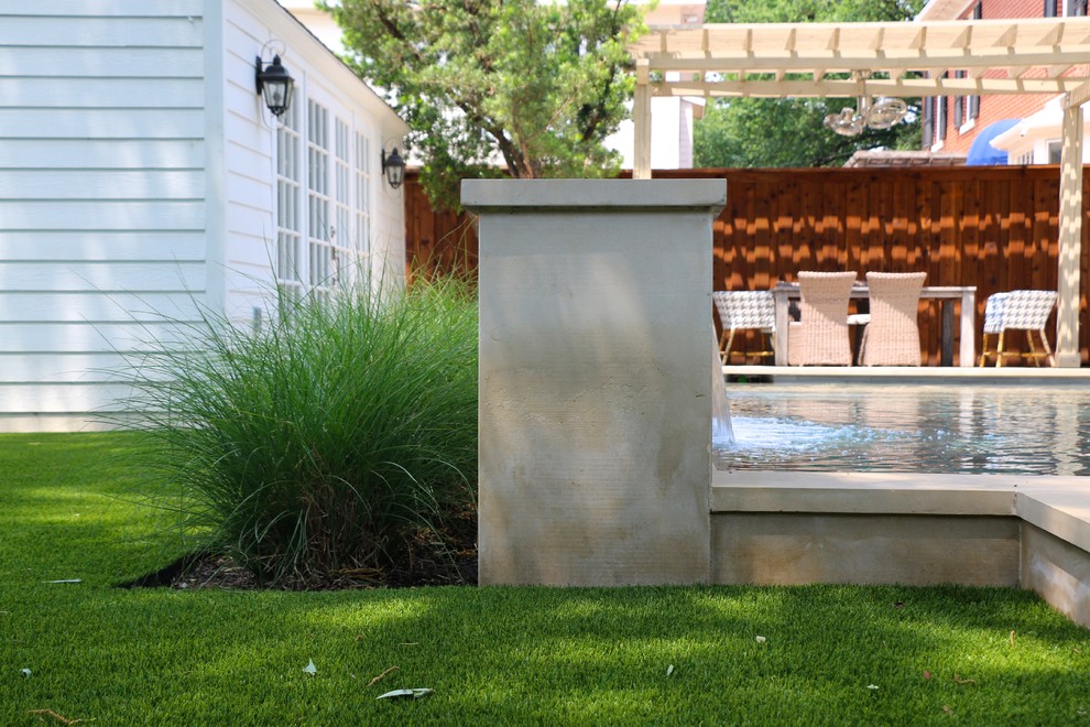 Example of a mid-sized transitional home design design in Dallas