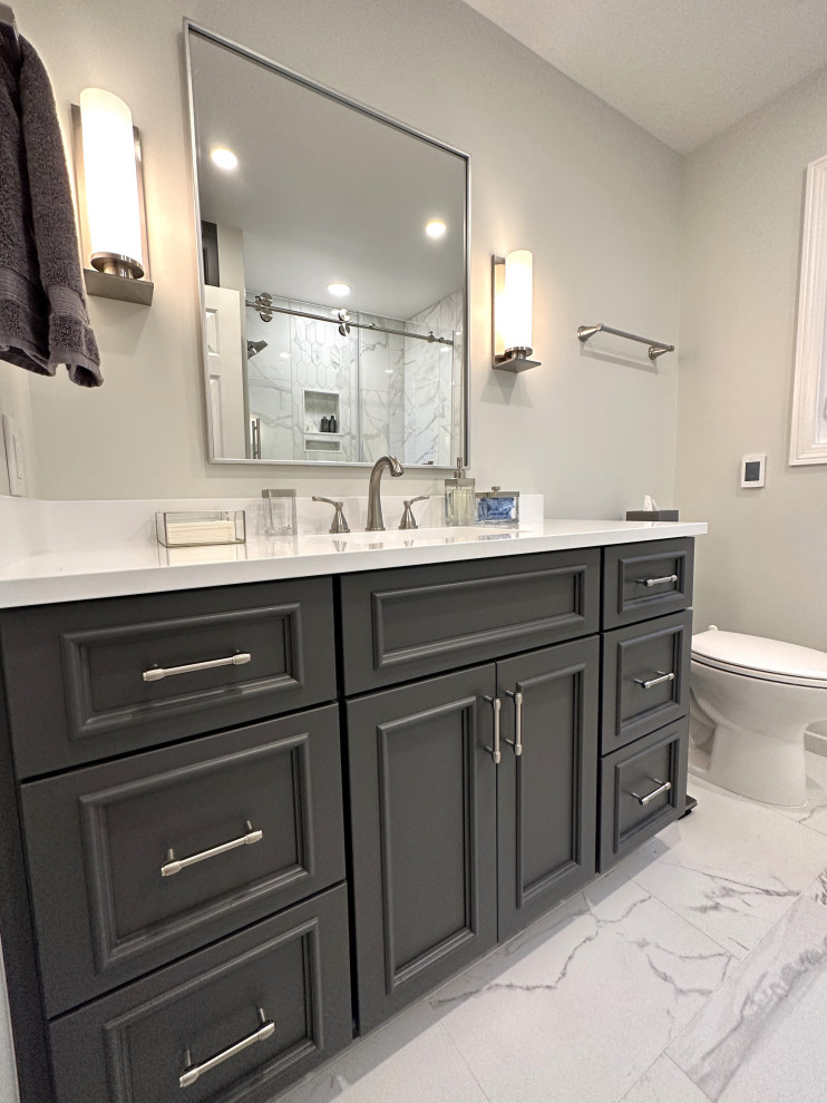 Exempel på ett mellanstort klassiskt vit vitt en-suite badrum, med skåp i shakerstil, grå skåp, ett platsbyggt badkar, en dusch/badkar-kombination, en toalettstol med separat cisternkåpa, vit kakel, grå väggar, klinkergolv i porslin, ett undermonterad handfat, bänkskiva i kvarts, vitt golv och dusch med skjutdörr