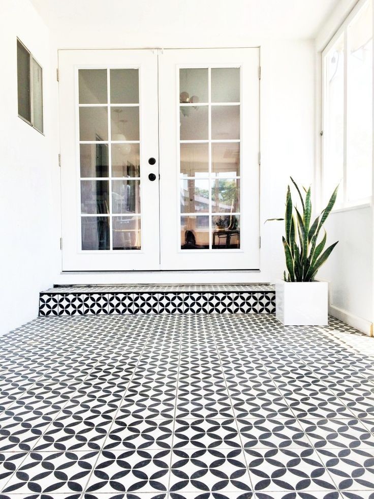 Transitional entryway photo in St Louis
