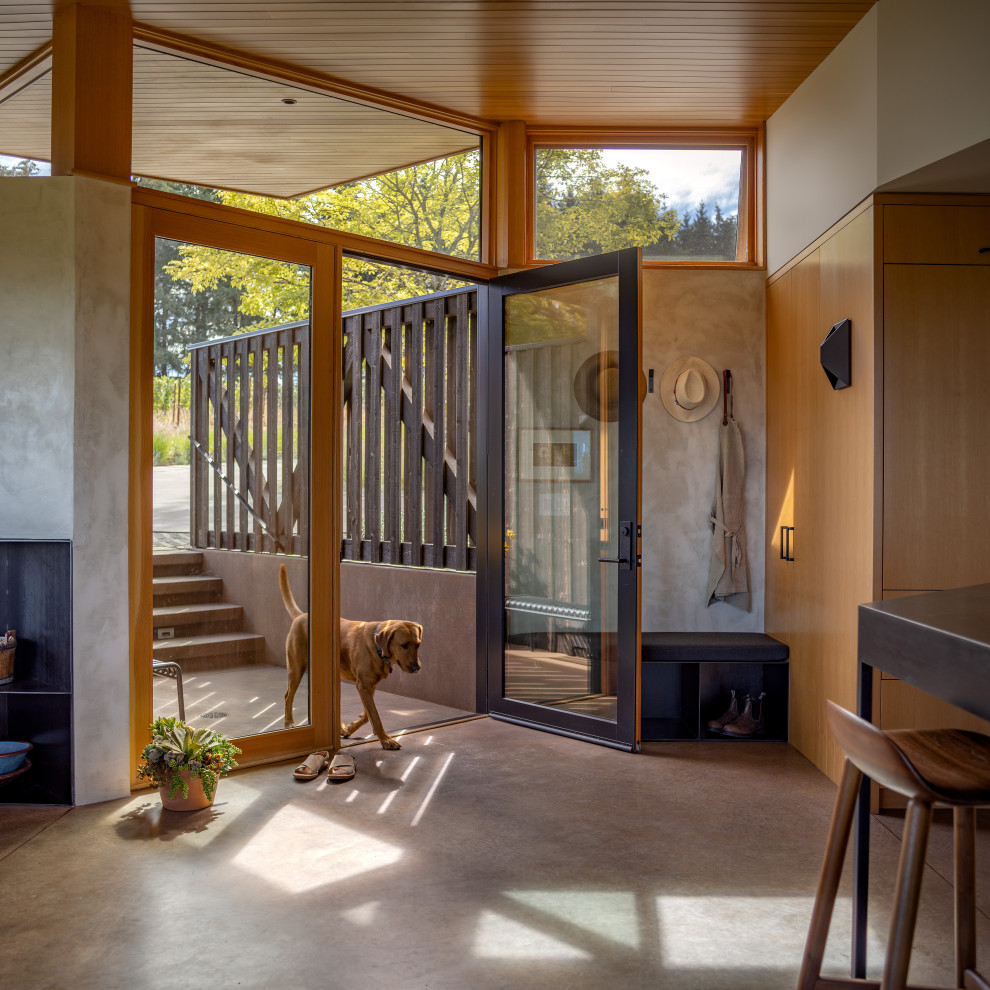 Idées déco pour une entrée moderne en bois de taille moyenne avec un couloir, sol en béton ciré, une porte simple, une porte métallisée, un plafond en bois, un mur blanc et un sol gris.