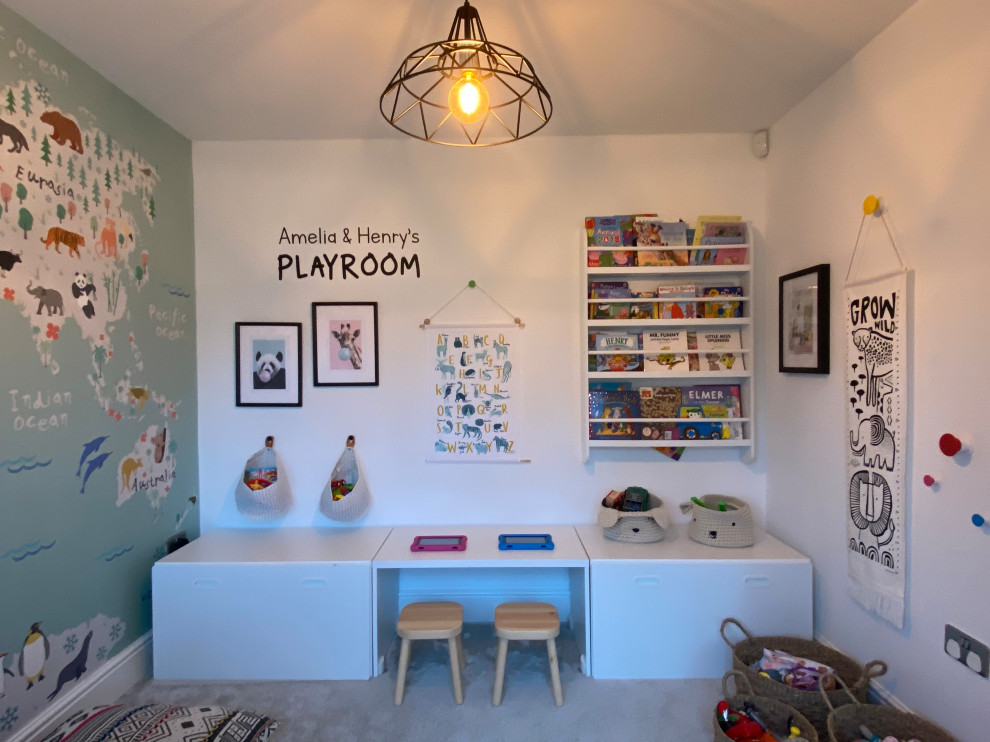 Neutrales Modernes Kinderzimmer mit Spielecke, weißer Wandfarbe und Tapetenwänden in Sonstige