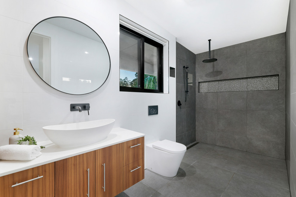 Photo of a modern bathroom in Gold Coast - Tweed.