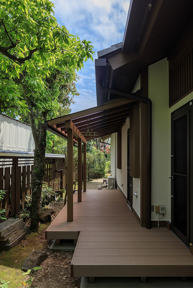 Modelo de terraza planta baja asiática grande en patio trasero y anexo de casas