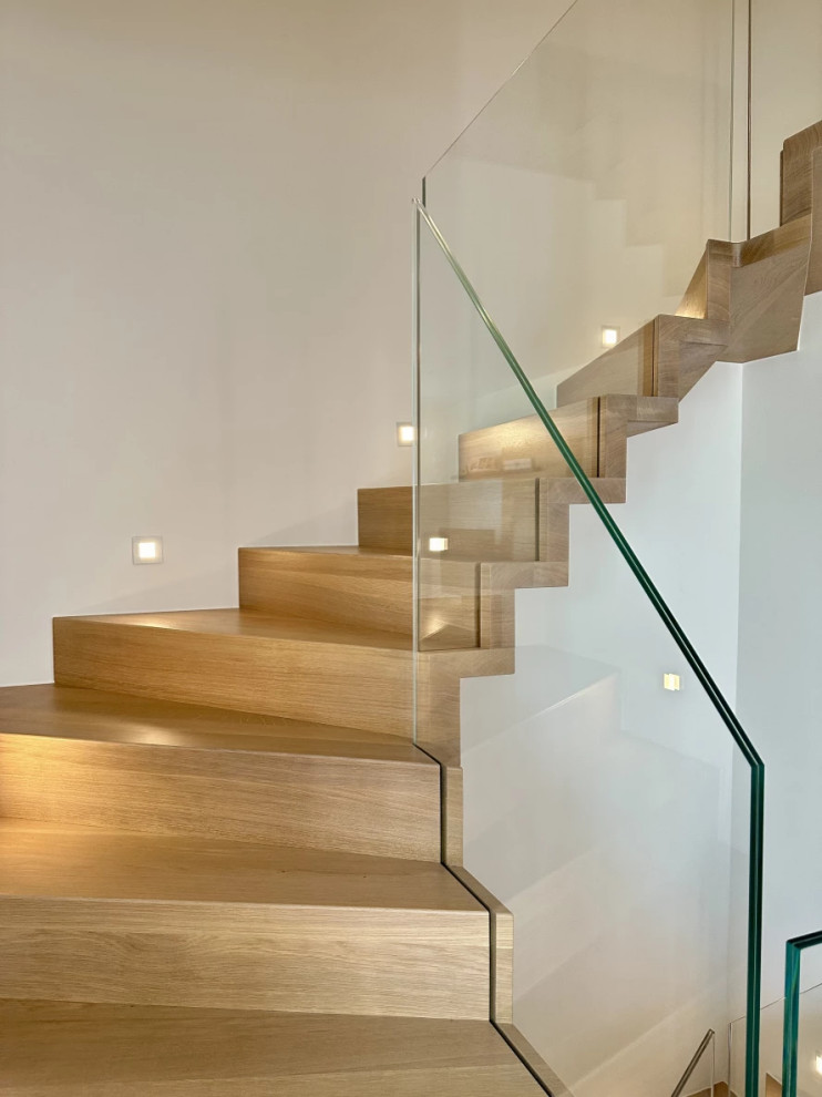 Gewendelte Moderne Treppe mit Holz-Setzstufen in Stuttgart