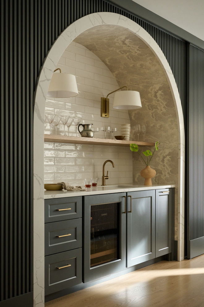 Example of a transitional home bar design in Chicago
