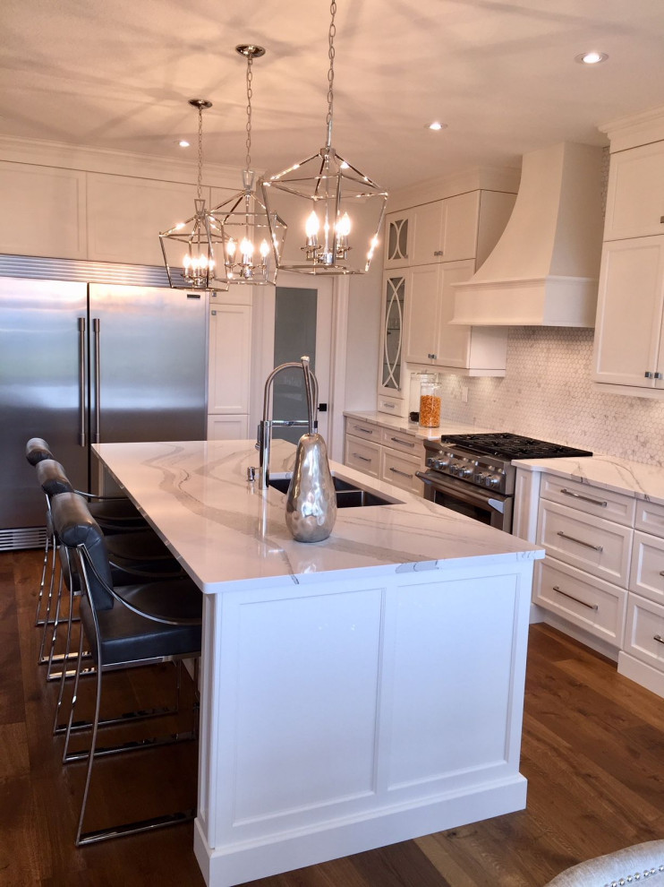 Mid-sized transitional kitchen photo