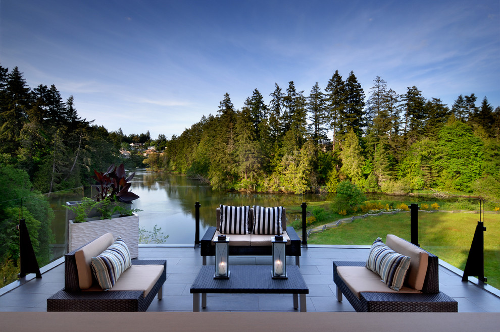 Contemporary backyard deck in Vancouver with no cover.