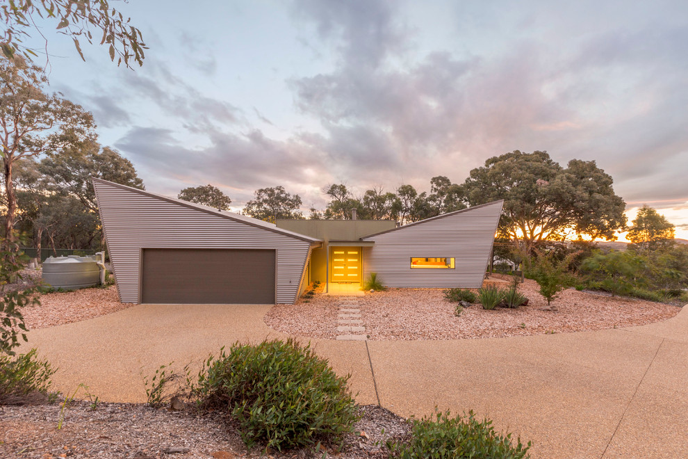Inspiration for a contemporary one-storey grey exterior in Canberra - Queanbeyan with metal siding and a shed roof.