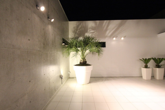空を切り取る家 moderne-terrasse-et-patio