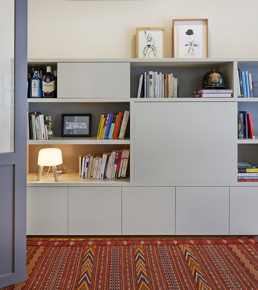 Photo of a contemporary study room in Barcelona with beige walls.